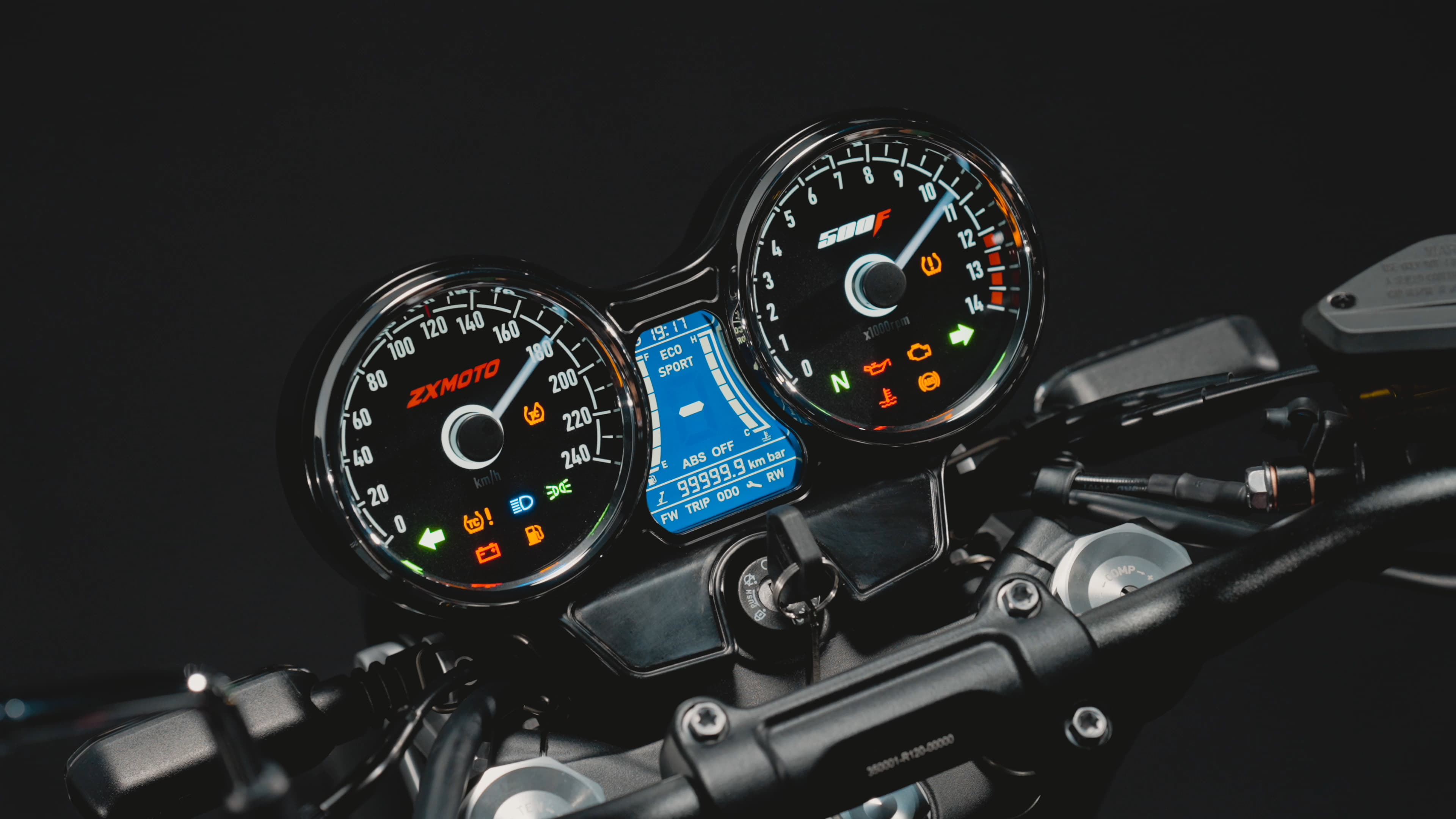 500F: Classic dual-round electronic pointer instrument cluster