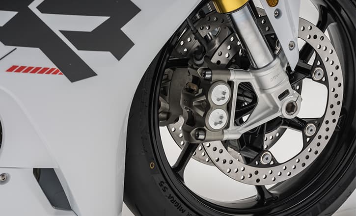 500RR: Dual 300 mm floating front discs with four-piston opposed calipers