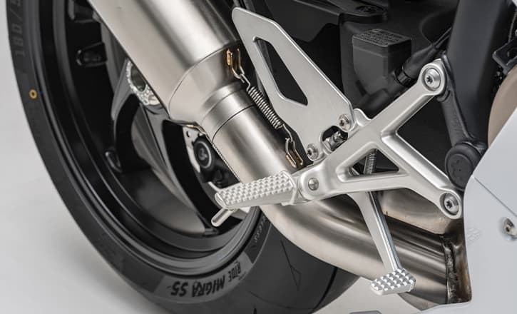 500RR: CNC-machined forged aluminum footpegs