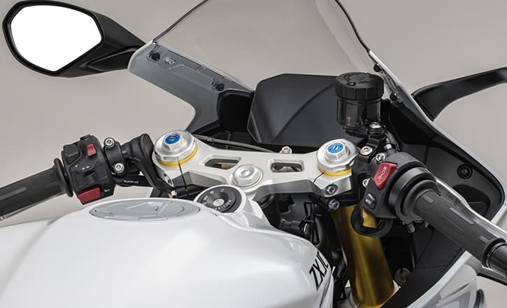 500RR: Forged aluminum steering stem yoke