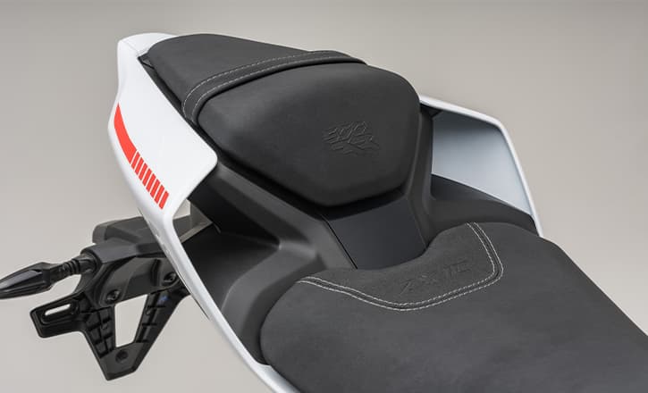 500RR: Anti-slip seat and hollowed-out floating taillight