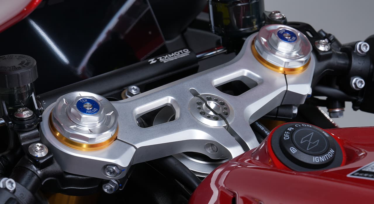 820RR: Fully adjustable suspension and forged aluminum triple clamp