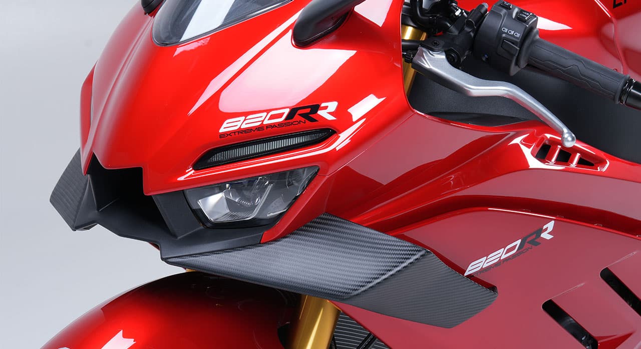 820RR: Front ram-air intake system