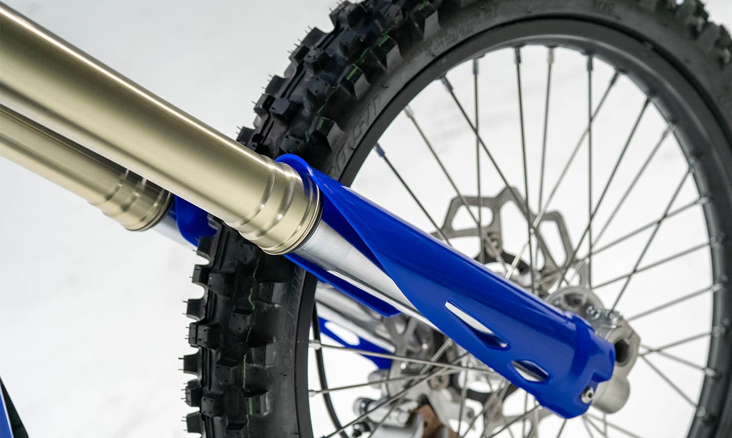 MX250: 48 mm KYB dual-chamber adjustable fork with 305 mm travel