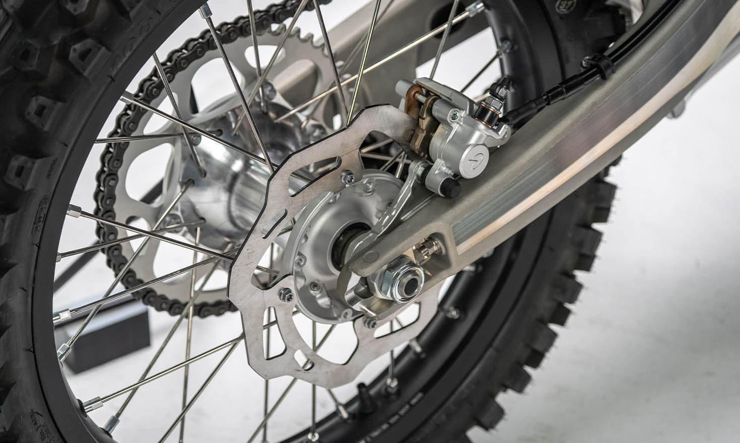 MX250: Aluminum swingarm and 7075 aluminum-alloy rims